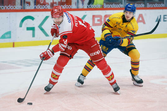 Timrås Emil Pettersson och Djurgårdens Mikkel Aagaard