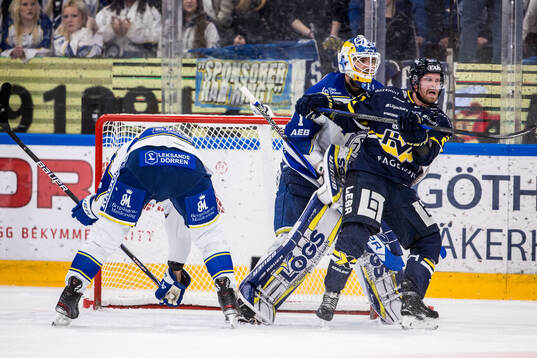Leksands målvakt Marcus Gidlöf och HV71s Mattias Tedenby