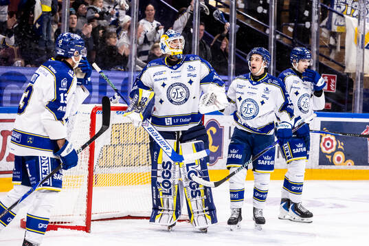 Leksands målvakt Marcus Gidlöf och Max Veronneau jublar