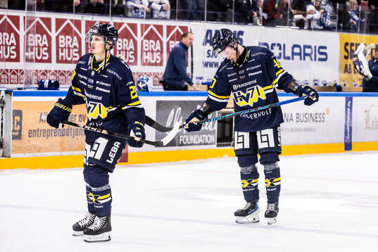 HV71s Victor Laz och Oskar Stål-Lyrenäs deppar