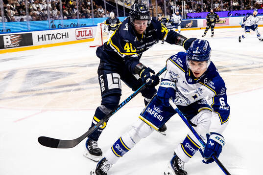 HV71s Oskar Stål-Lyrenäs och Leksands Alexander Lundqvist