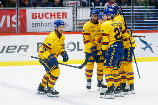 Djurgårdens Oula Palve jublar med lagkamrater