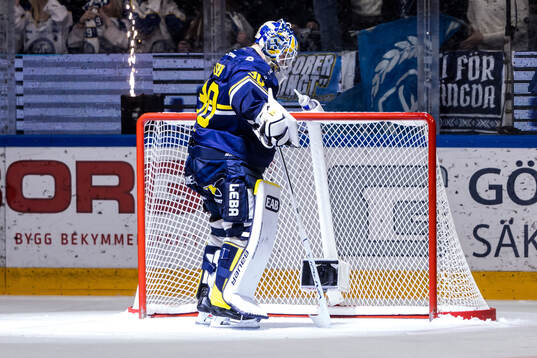 HV71s målvakt Lassi Lehtinen deppar