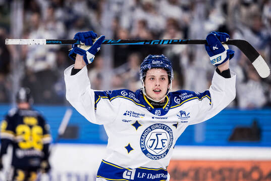 Leksands Lukas Vejdemo jublar