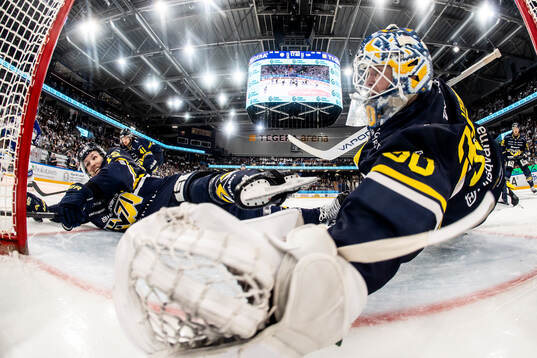 HV71s Hugo Pettersson och målvakt Lassi Lehtinen
