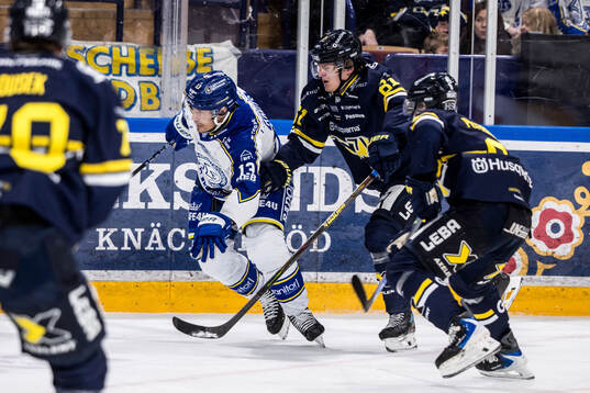 Leksands Jon Knuts och HV71s målvakt Felix Sandström