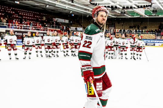 Modos Måns Carlsson jublar