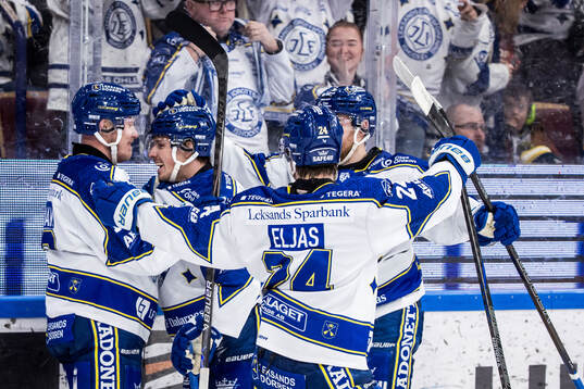 Leksands Marcus Karlberg jublar med lagkamrater