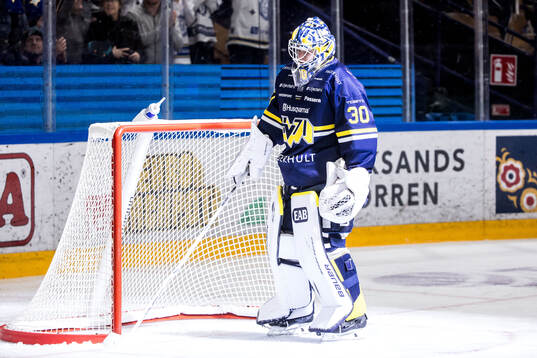 HV71s målvakt Lassi Lehtinen deppar