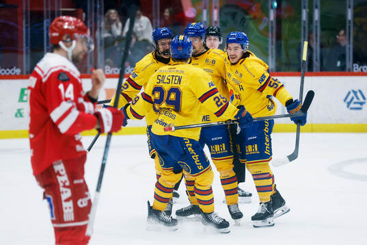 Djurgårdens Charles Hudon jublar med lagkamrater
