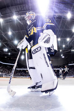 HV71s målvakt Lassi Lehtinen deppar