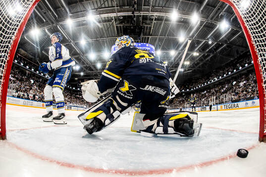 Leksands Tinus Luc Koblar gör 1-0 bakom HV71s målvakt