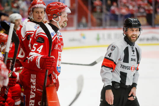Timrås Jonathan Dahlén och linjedomare Philip Hanning