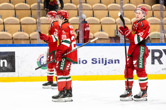 Moras Filip Björkman och Connor Maceachern och Felix
