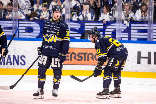 HV71s Olle Alsing och Mattias Tedenby deppar
