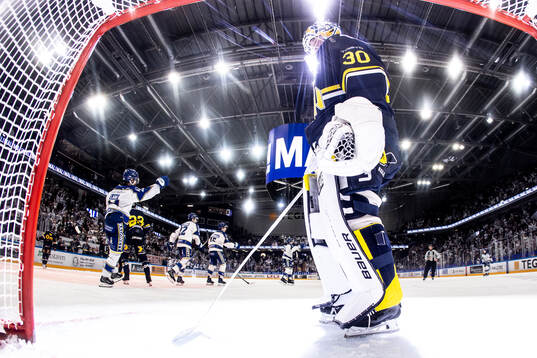 HV71s målvakt Lassi Lehtinen deppar