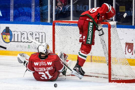 Moras målvakt Marcus Hellgren Smed och Tim Thomsson deppar