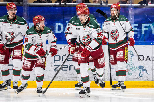 Modos Emil Larsson jublar