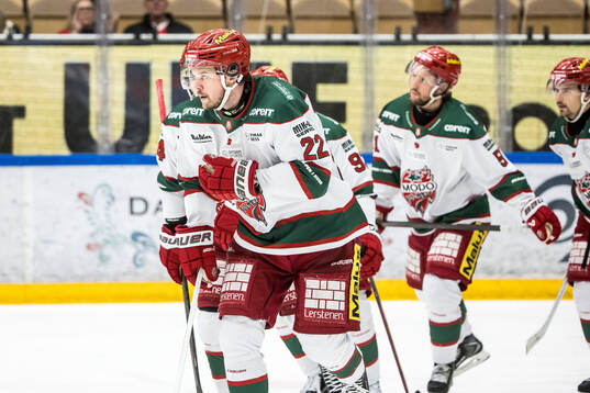 Modos Måns Carlsson jublar