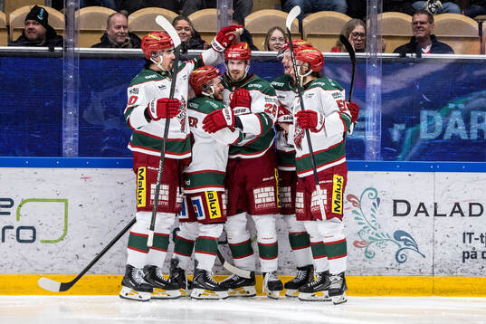 Modos Emil Larsson jublar