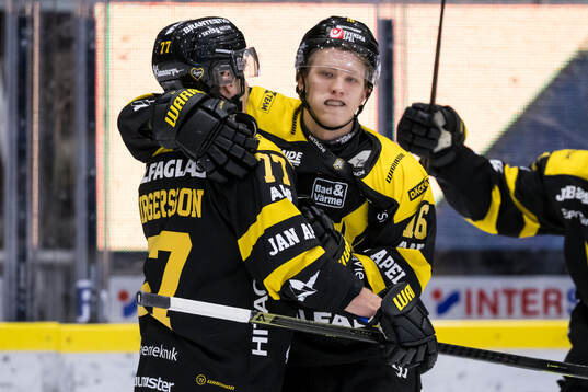 Västerås Oscar Birgersson och Victor Pantzare jublar