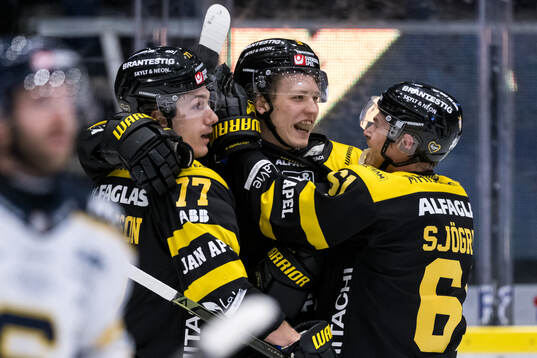 Västerås Victor Pantzare jublar med Oscar Birgersson och
