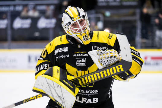 Västerås målvakt Rasmus Korhonen jublar