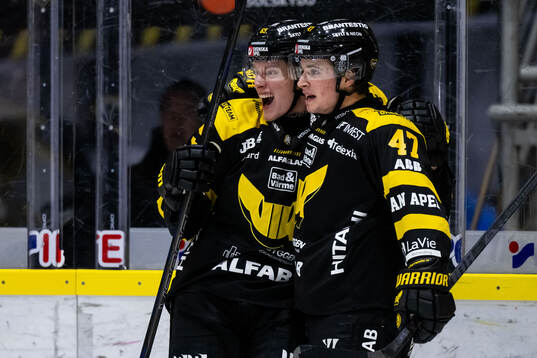 Västerås Karl Annborn jublar med Patrick Guay