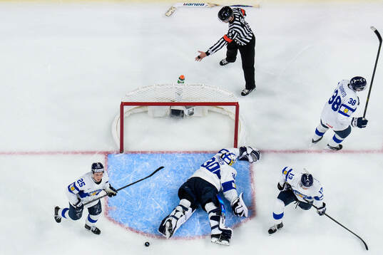 Lasse Boelius, goaltender Petteri Rimpinen, Veeti