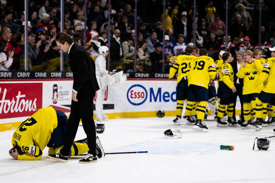 Jack Berglund and goaltender Måns Goos of Sweden celebrate