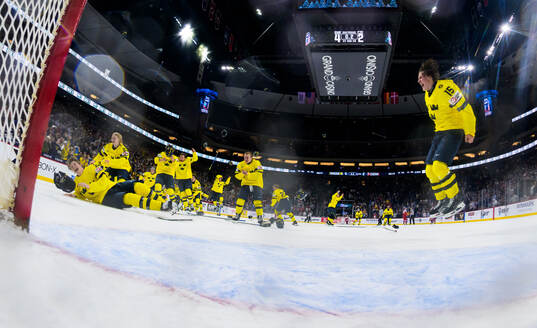 Ivar Stenberg of Sweden celebrates with teammates