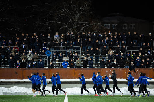 IFK Göteborgs spelare hälsar på supportrarna