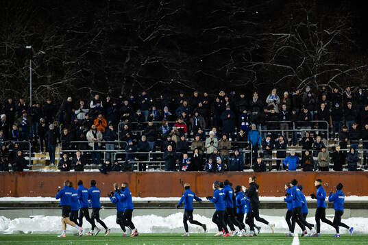 IFK Göteborgs spelare hälsar på supportrarna