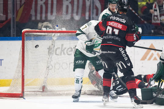 Malmö Redhawks Fredrik Händemark skjuter in pucken i