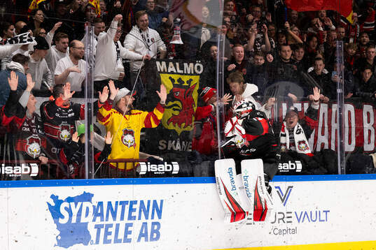 Malmö Redhawks målvakt Marek Langhamer jublar