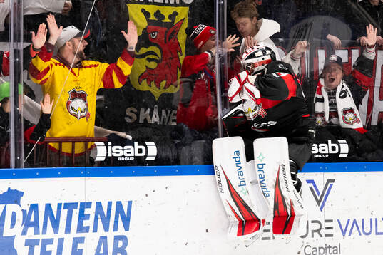 Malmö Redhawks målvakt Marek Langhamer jublar
