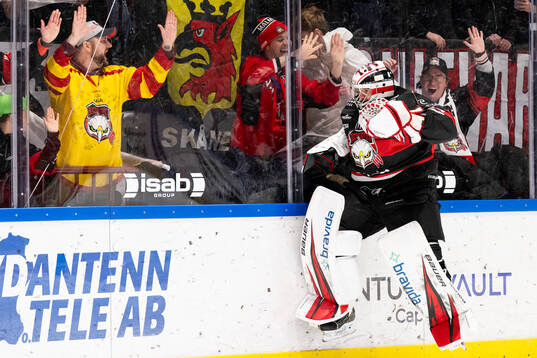 Malmö Redhawks målvakt Marek Langhamer jublar