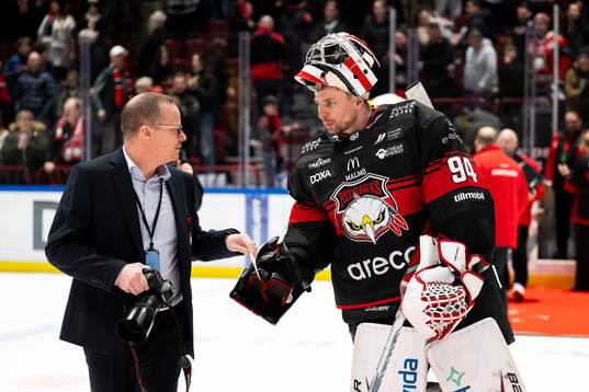 Malmö Redhawks målvakt Marek Langhamer jublar