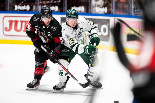 Malmö Redhawks Carl Persson mot Färjestads Oskar Steen