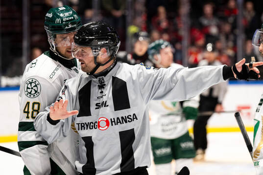 Färjestads Filip Roos och Linjedomare Mathias Naperotti