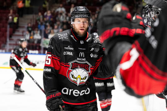 Malmö Redhawks Carl Persson jublar