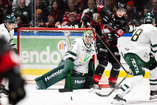 Färjestads målvakt Emil Larmi mot Malmö Redhawks Fredrik