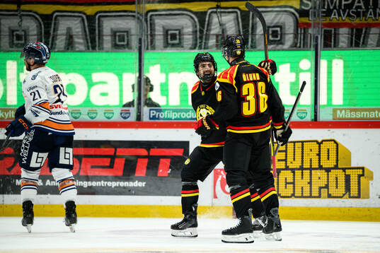 Brynäs Bobby Trivigno och Linus Ölund jublar