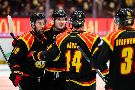 Brynäs Johan Larsson och Kieffer Bellows jublar