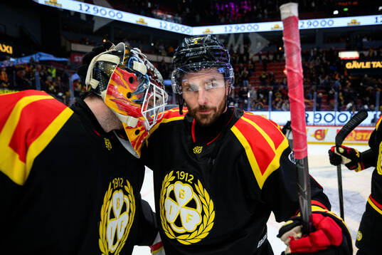 Brynäs målvakt Erik Källgren och Michal Kempny jublar
