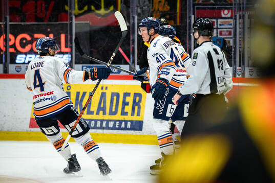 Växjös Dennis Rasmussen jublar