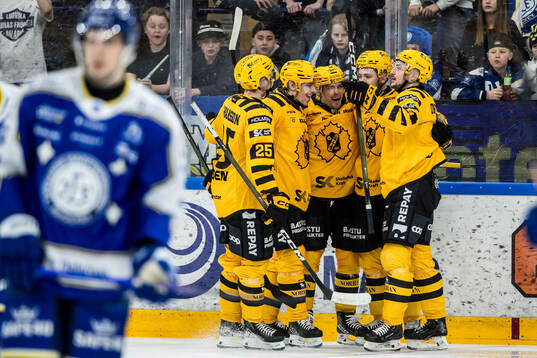 Skellefteås Arvid Lundberg jublar med lagkamrater
