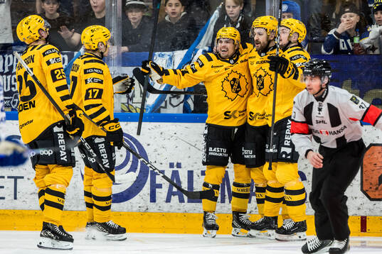 Skellefteås Arvid Lundberg jublar med lagkamrater