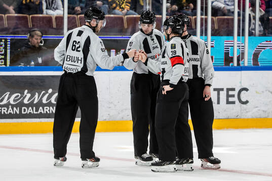 Linjedomare Gustav Jonsson och Domare Johan Wedin och