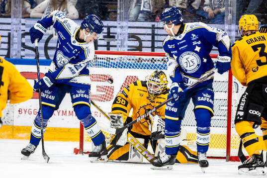 Leksands Max Veronneau gör 3-4 bakom Skellefteås målvakt